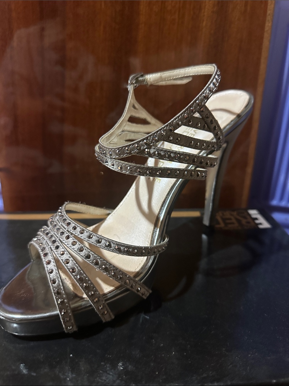 Beautiful grey or silver sandals!